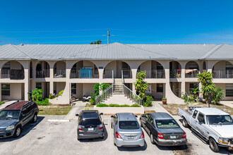 4240 Gulfstream Dr in Naples, FL - Foto de edificio - Building Photo