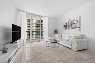 475 Brickell Ave, Unit 3711 in Miami, FL - Building Photo - Building Photo