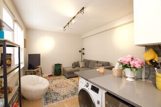 511 W Belmont Ave, Unit 53 in Chicago, IL - Foto de edificio - Building Photo