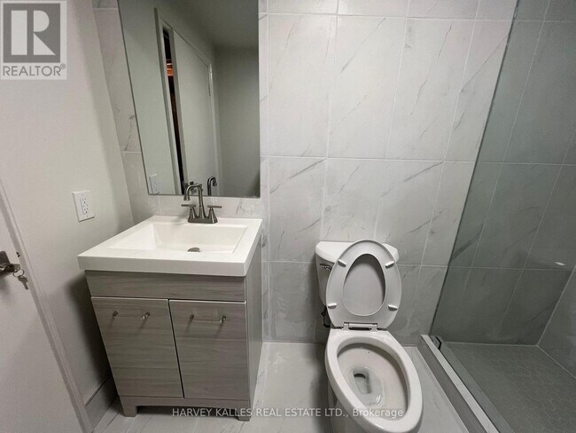 31-31 Robingrove Rd in Toronto, ON - Building Photo - Building Photo