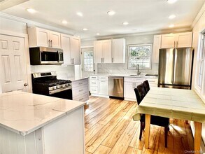 16 Osceola Ln in Southampton, NY - Building Photo - Building Photo