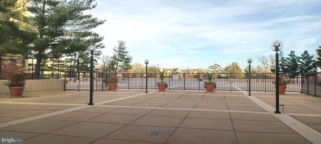 3705 S George Mason Dr in Falls Church, VA - Building Photo - Building Photo