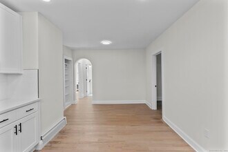 1070 Whitney Ave in Hamden, CT - Building Photo - Building Photo