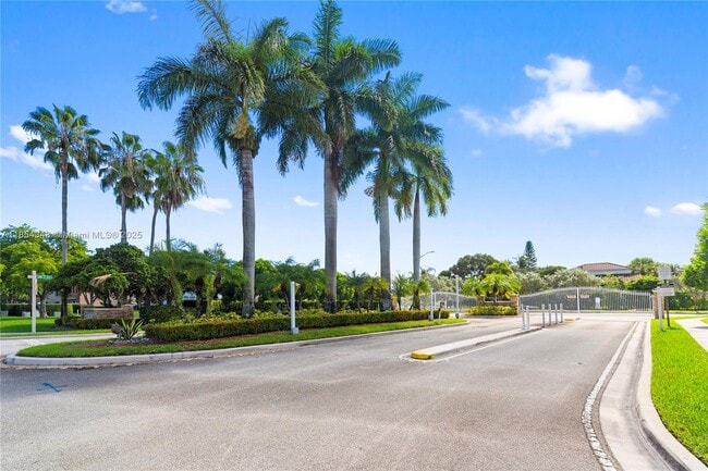670 NW 154th Ave in Pembroke Pines, FL - Building Photo - Building Photo
