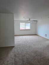 294 Stadium Dr N, Unit 294 in Monmouth, OR - Foto de edificio - Building Photo