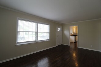 5445 Juniper Dr in Roeland Park, KS - Building Photo - Building Photo