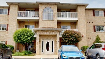2001 W 75th Pl, Unit 18 in Merrillville, IN - Building Photo