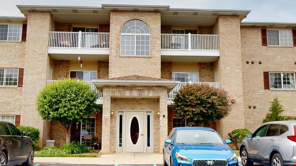 2001 W 75th Pl, Unit 18 in Merrillville, IN - Building Photo