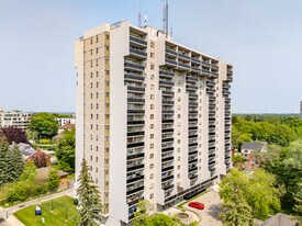 Kitchener Manor Apartments in Kitchener, ON - Building Photo