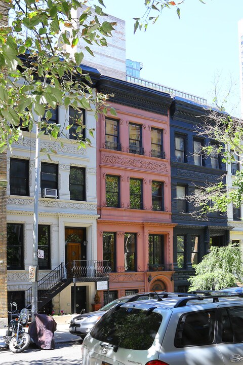 312 W 71st St in New York, NY - Building Photo