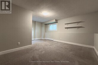 723 Scottsdale Dr in Guelph, ON - Building Photo - Building Photo