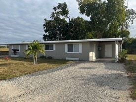 304 South Rd, Unit A in Ft. Myers, FL - Building Photo