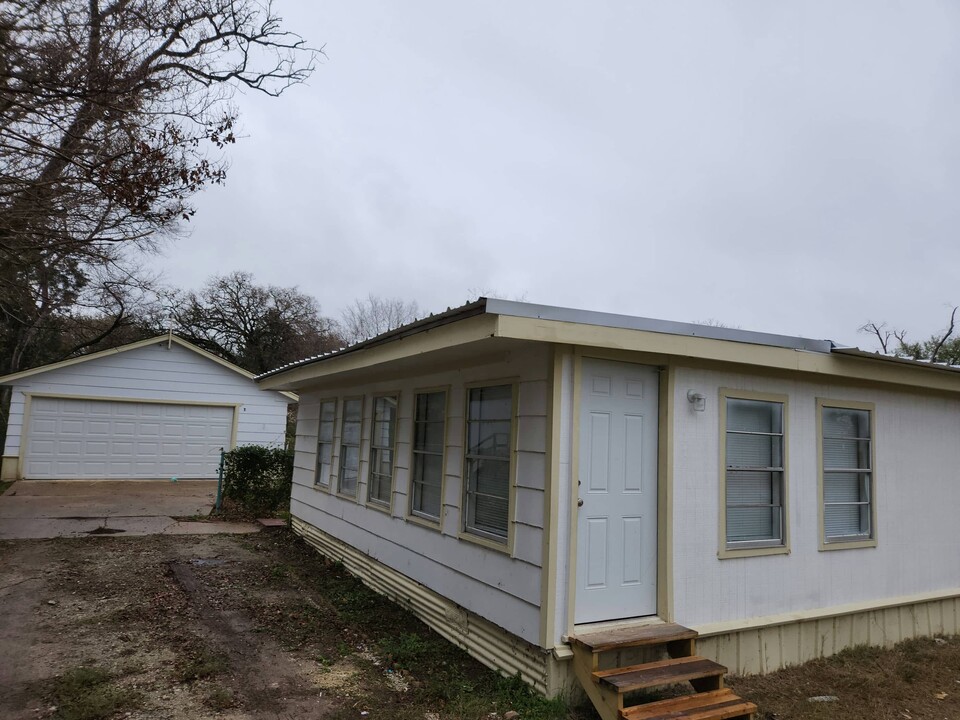 1099 Sandpiper Cir in Kemp, TX - Building Photo