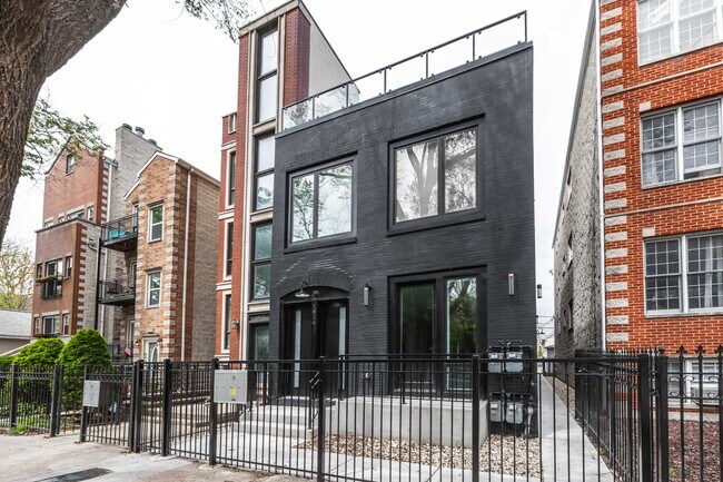 1814 W Thomas St, Unit 1F in Chicago, IL - Building Photo - Building Photo