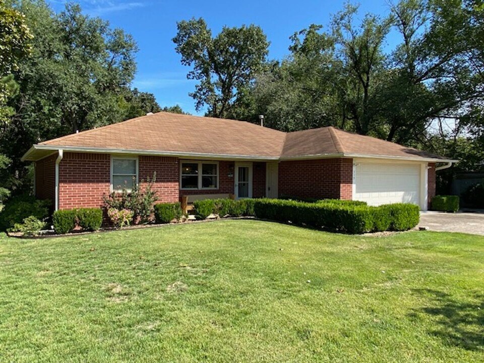 519 N F St in Rogers, AR - Building Photo