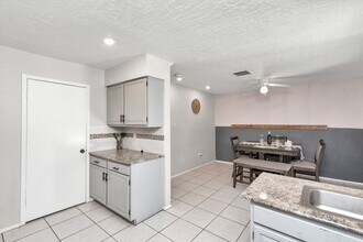 5837 W Sunforest Dr in Houston, TX - Building Photo - Building Photo