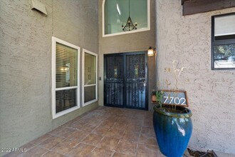 7702 E Pleasant Run in Scottsdale, AZ - Foto de edificio - Building Photo