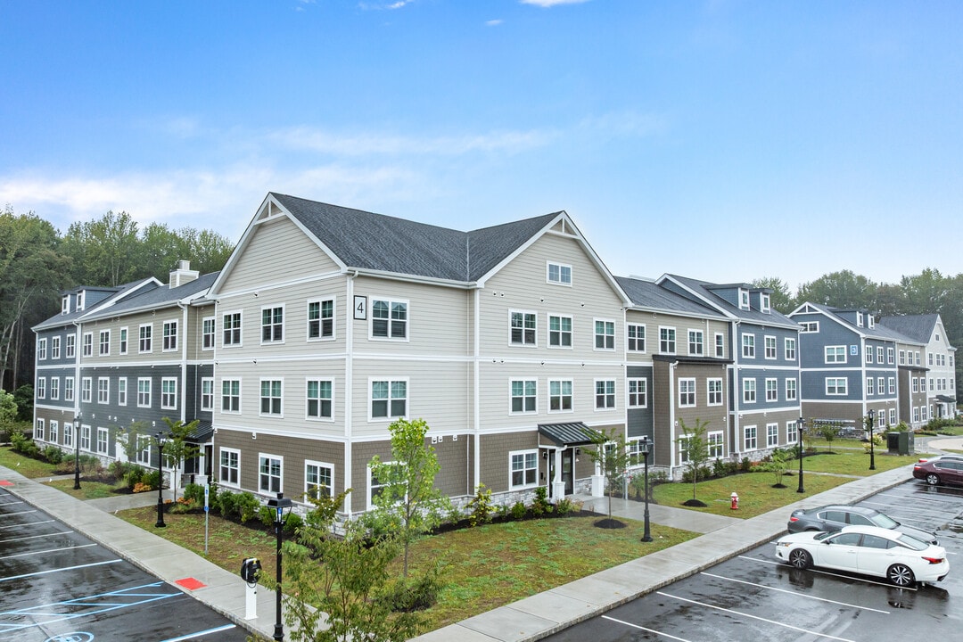 Henderson Square in Monmouth Junction, NJ - Foto de edificio