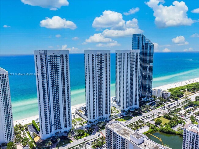 16999 Collins Ave, Unit 1104 in Sunny Isles Beach, FL - Foto de edificio - Building Photo