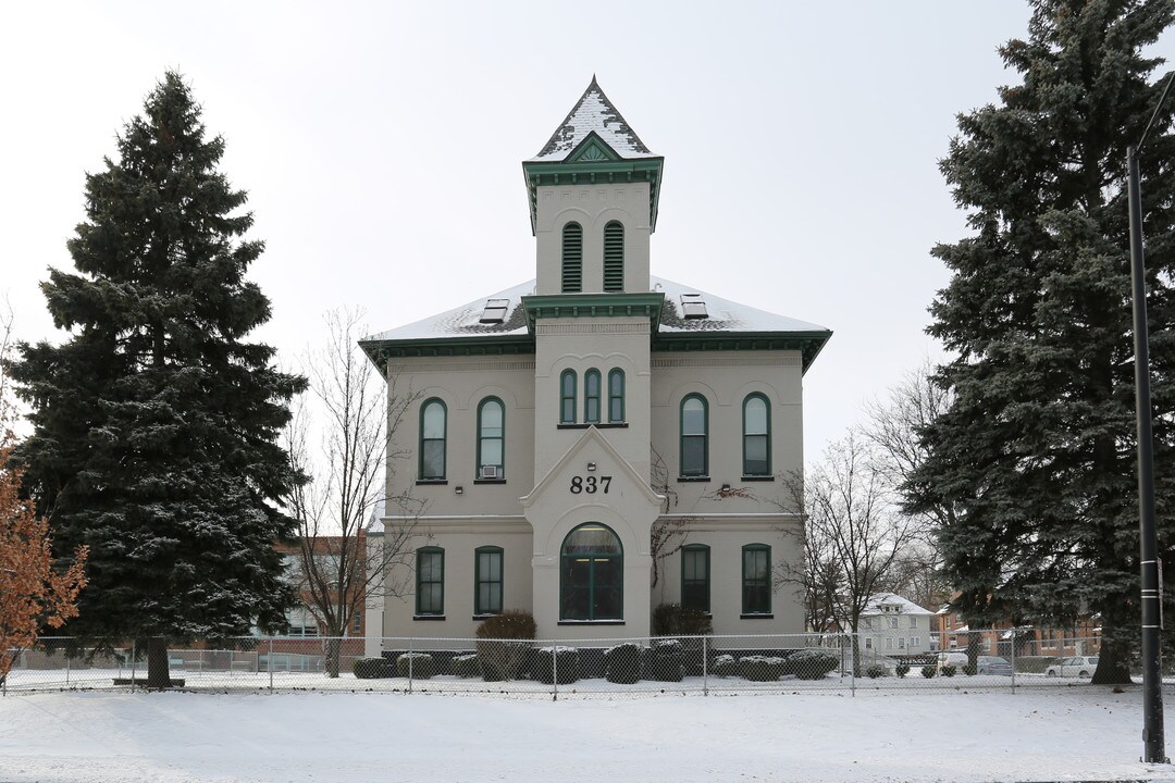 Monica Square in Rochester, NY - Foto de edificio