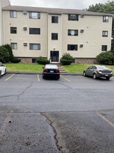 435 Sunderland Rd in Worcester, MA - Building Photo - Building Photo