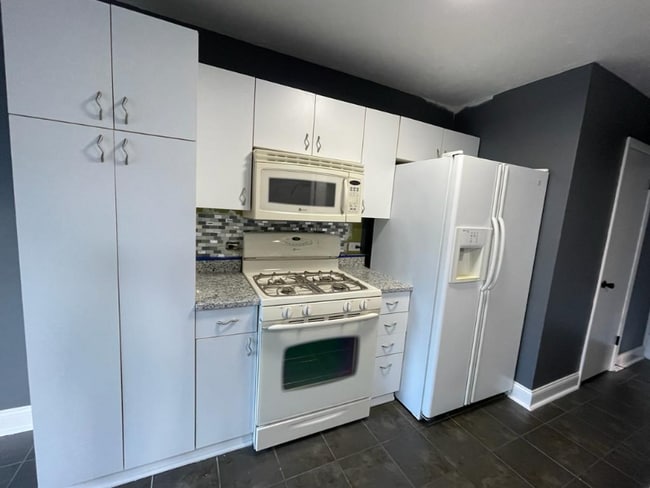 220 N Waterford Dr in Schaumburg, IL - Building Photo - Building Photo