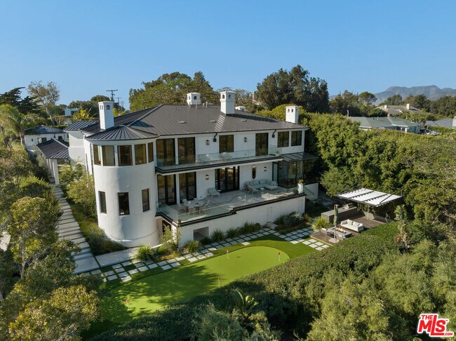 7052 Dume Dr in Malibu, CA - Building Photo - Building Photo