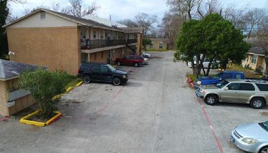 Village Green Apartments at Baytown in Baytown, TX - Foto de edificio - Building Photo