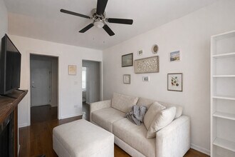 685 1/2 W Wrightwood Ave in Chicago, IL - Building Photo - Building Photo