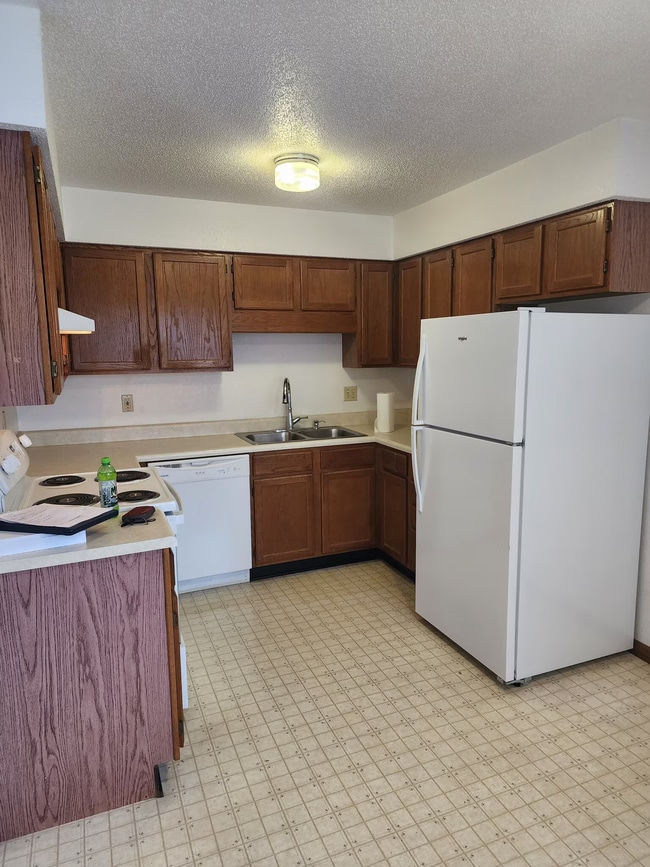 1490 Tower Dr, Unit #2 in Dubuque, IA - Foto de edificio - Building Photo