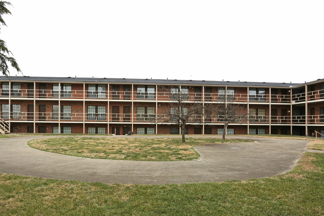 Pinewood Place in Lexington, KY - Foto de edificio