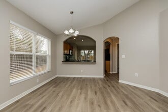 447 Maple Pointe Dr in Seffner, FL - Foto de edificio - Building Photo