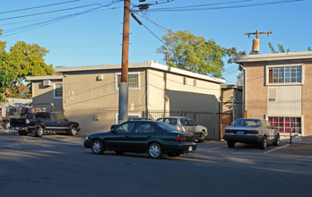 545-555 Santiago Ave in Sacramento, CA - Building Photo - Building Photo