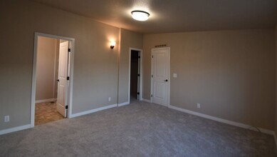 1414 Garrison St in The Dalles, OR - Building Photo - Building Photo