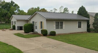 413 S Harkless Dr in Syracuse, IN - Building Photo