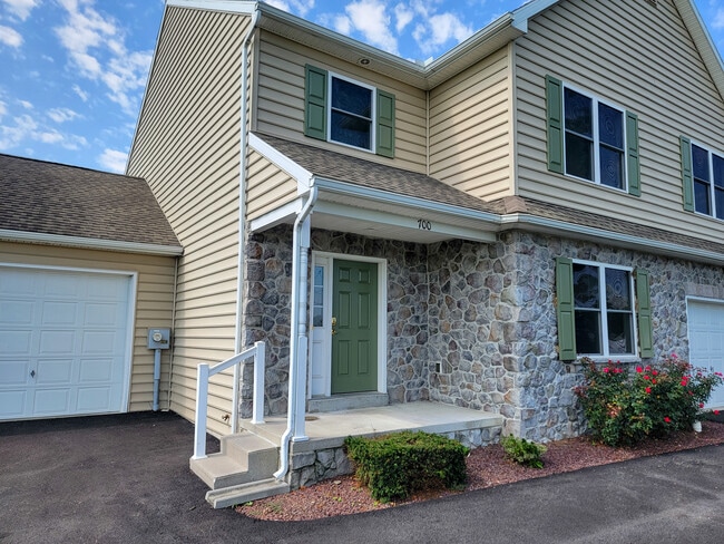 700 Lincoln Gardens Rd in Ephrata, PA - Building Photo - Building Photo