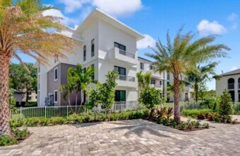 250 W Hidden Valley Blvd-Unit -2 in Boca Raton, FL - Building Photo - Building Photo