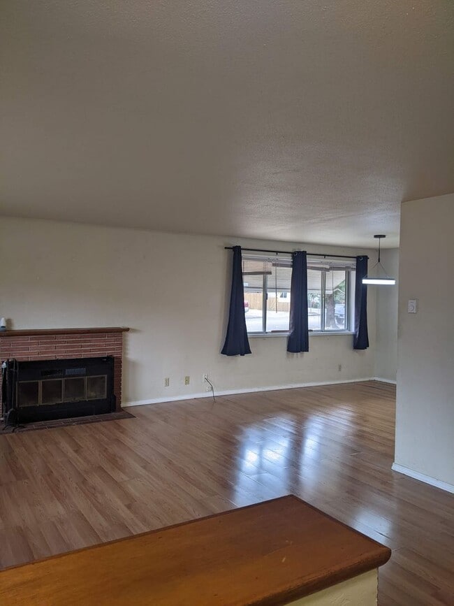 815 N 3rd Pl in Springfield, OR - Building Photo - Building Photo