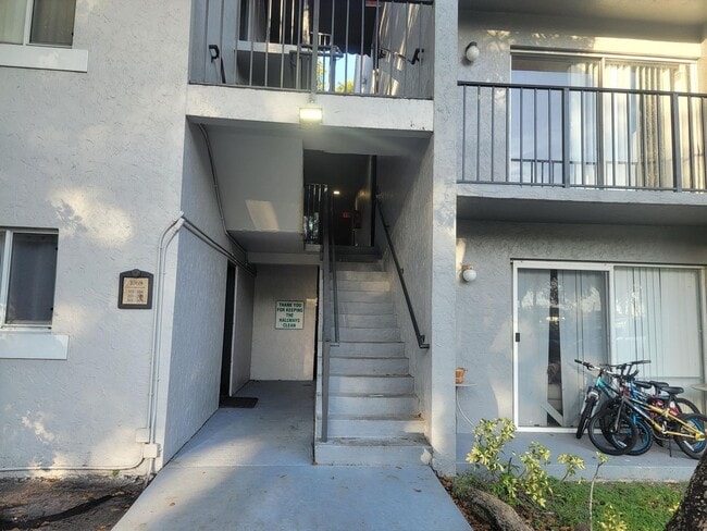 1068 N Benoist Farms Rd, Unit 204 in West Palm Beach, FL - Foto de edificio - Building Photo