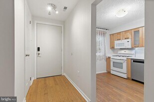 60 Hampshire Dr in Plainsboro, NJ - Building Photo