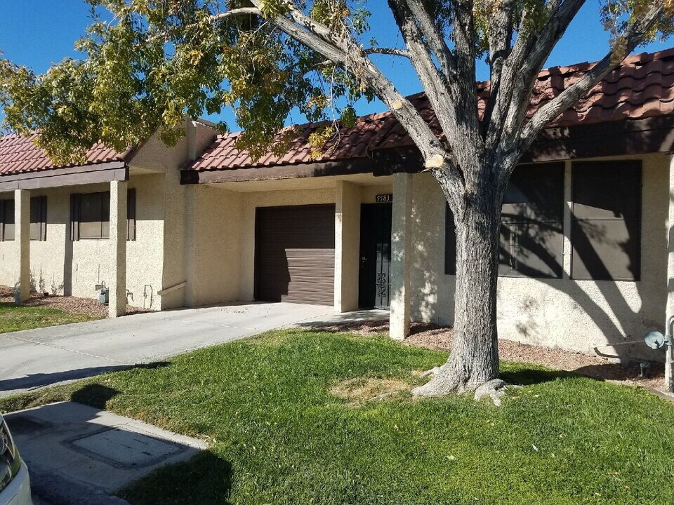 5583 Hobble Creek Dr in Las Vegas, NV - Building Photo