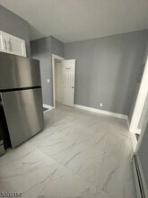 27 Schuyler Terrace, Unit 29 in East Orange, NJ - Foto de edificio - Building Photo