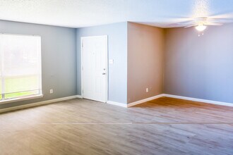 200 Uhland Rd, Unit 4 in San Marcos, TX - Foto de edificio - Building Photo