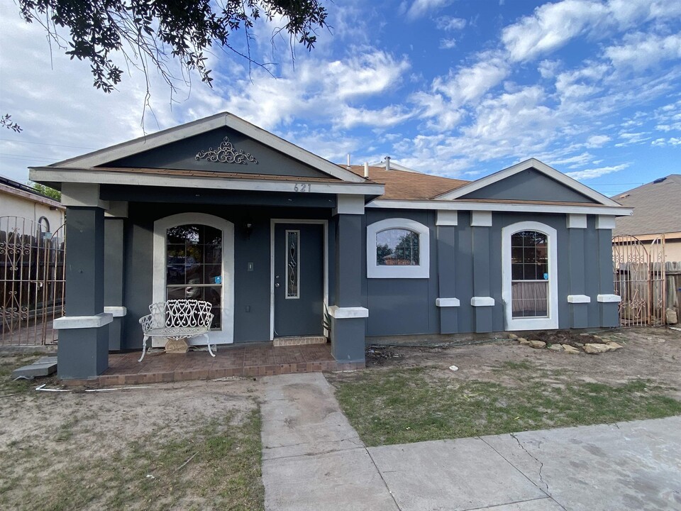 621 Bougainvillea St in Laredo, TX - Building Photo