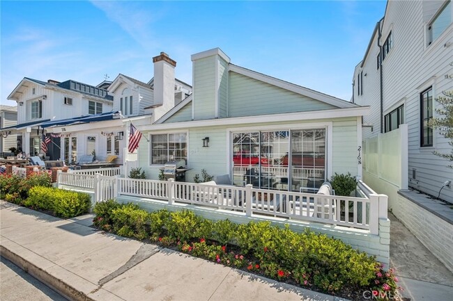 216 Collins Ave in Newport Beach, CA - Foto de edificio - Building Photo