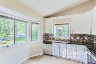 4448 Hamilton Dr in Eagan, MN - Building Photo - Building Photo