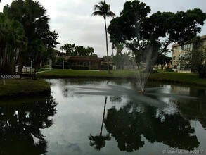 5102 NW 36th St-Unit -611 in Lauderdale Lakes, FL - Foto de edificio - Building Photo
