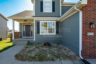 833 SE 11 Terrace in Lee's Summit, MO - Foto de edificio - Building Photo