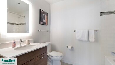 347 W Chestnut St, Unit 2504 in Chicago, IL - Building Photo - Building Photo