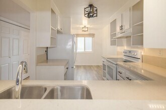 7245 Navajo Rd in San Diego, CA - Building Photo - Building Photo
